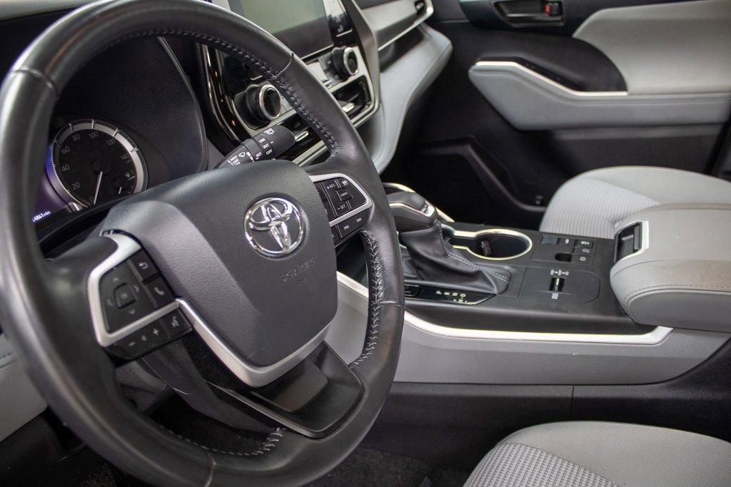 Used 2024 Toyota Highlander LE image 26
