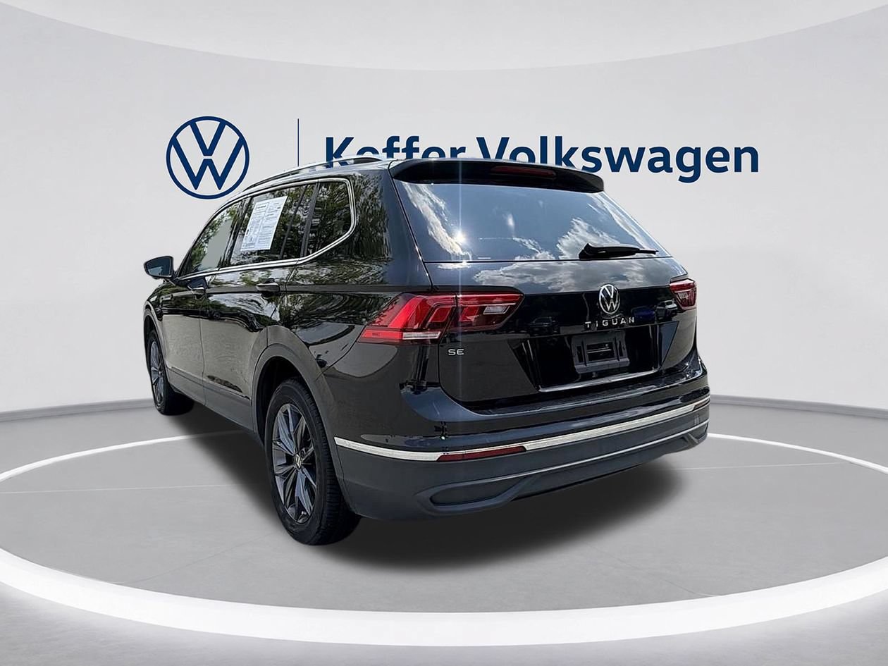 Used 2023 Volkswagen Tiguan SE w/ Panoramic Sunroof Package FWD image 3