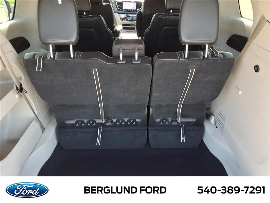 Used 2023 Chrysler Pacifica Touring-L FWD image 16