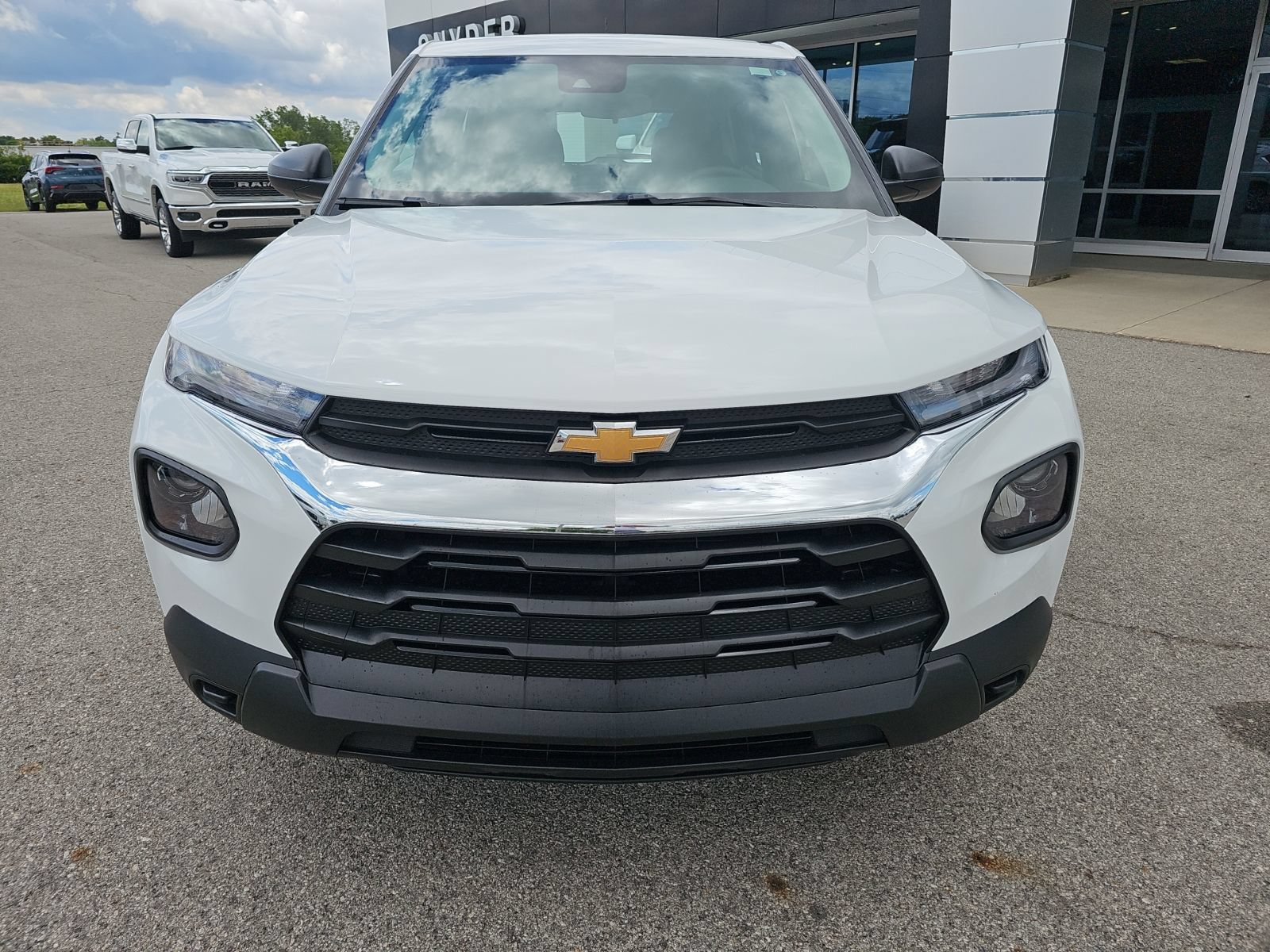 Used 2023 Chevrolet TrailBlazer LS FWD image 2