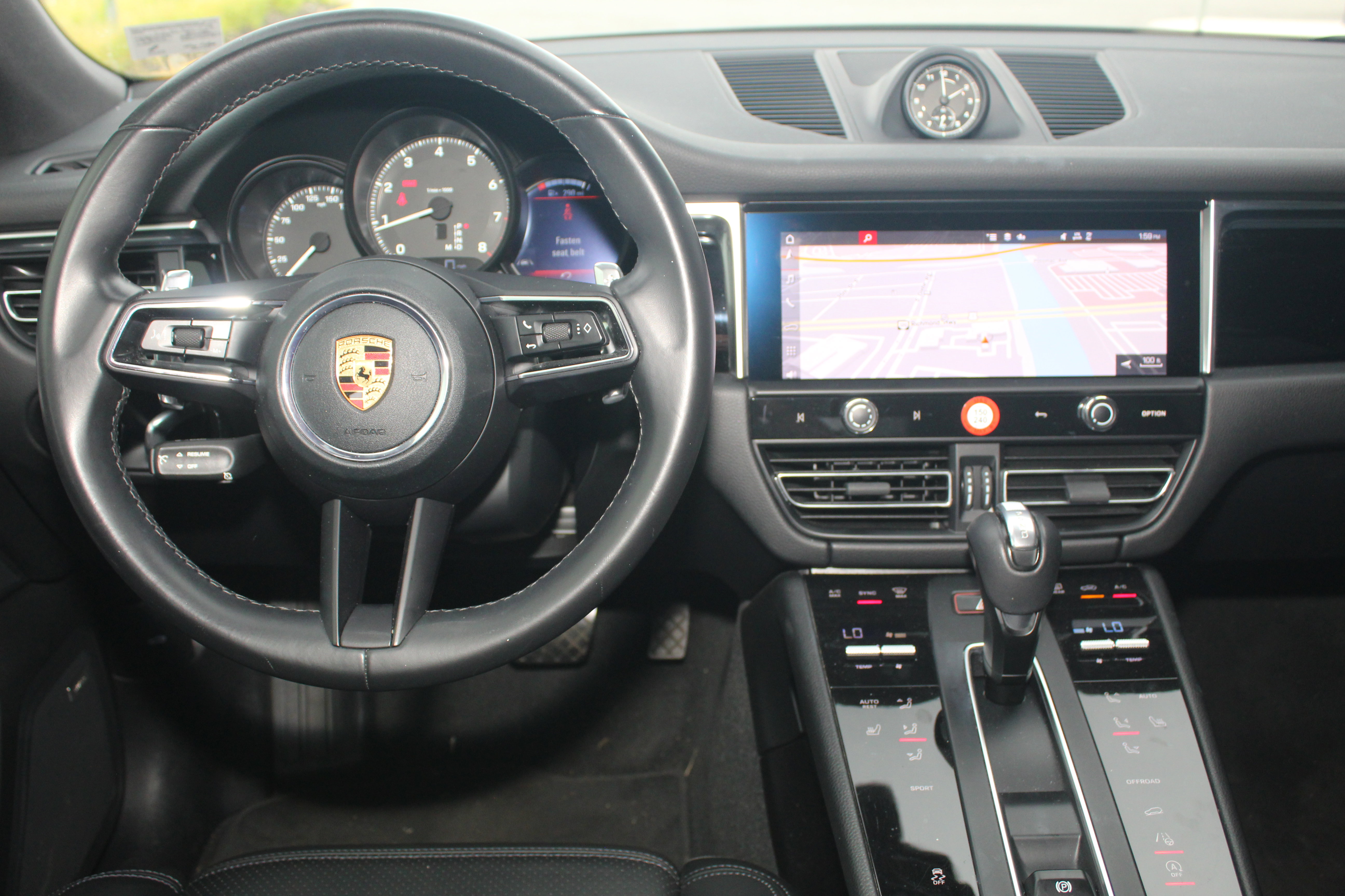 Certified 2022 Porsche Macan image 6