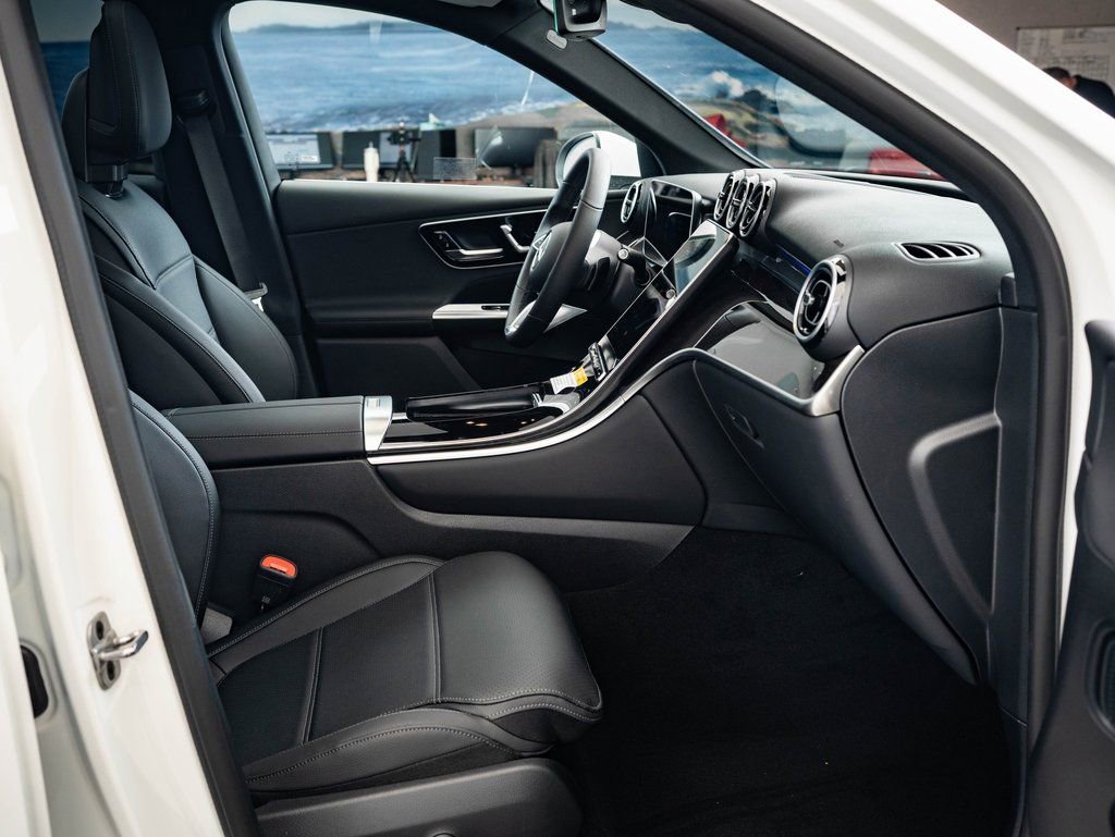 Used 2025 Mercedes-Benz GLC 300 4MATIC image 23