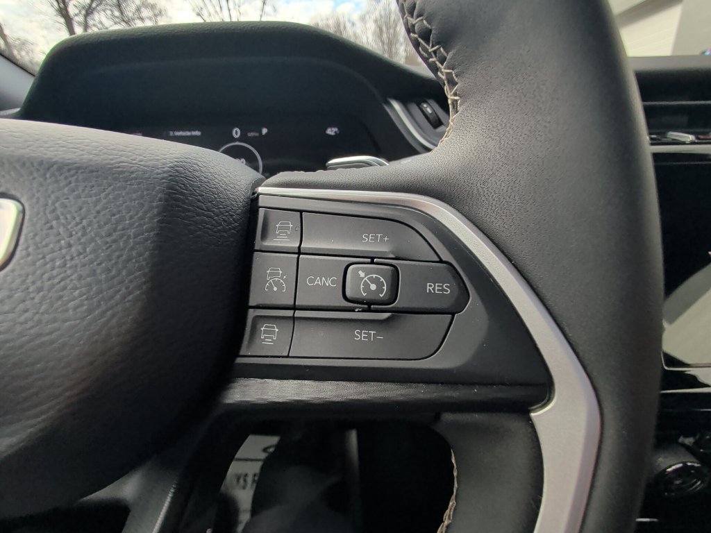 Certified 2025 Jeep Grand Cherokee Altitude AWD/4WD image 18