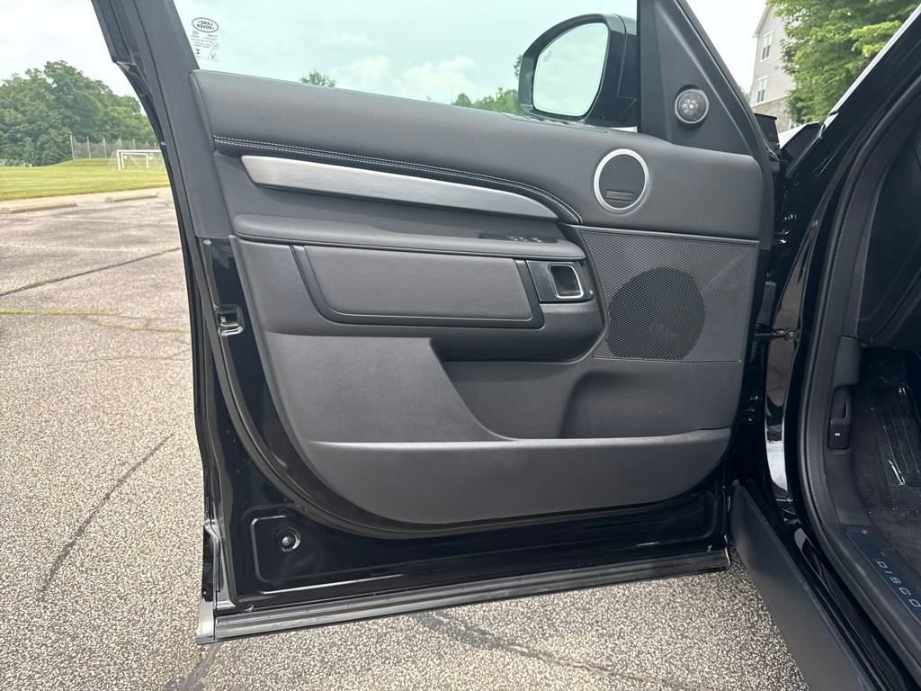 New 2025 Land Rover Discovery Dynamic SE image 10