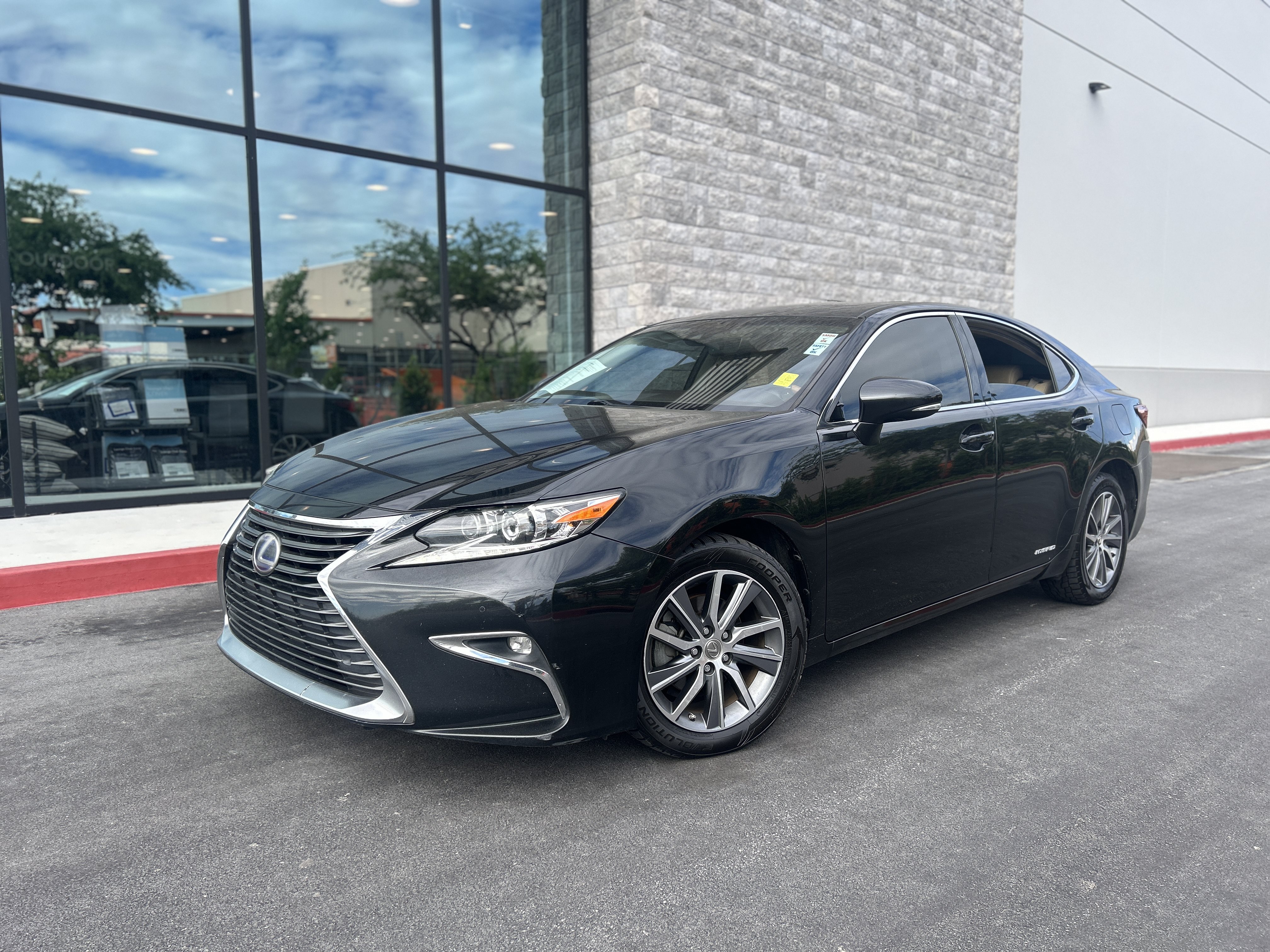Used 2017 Lexus ES 300h w/ Navigation System Package FWD image 4