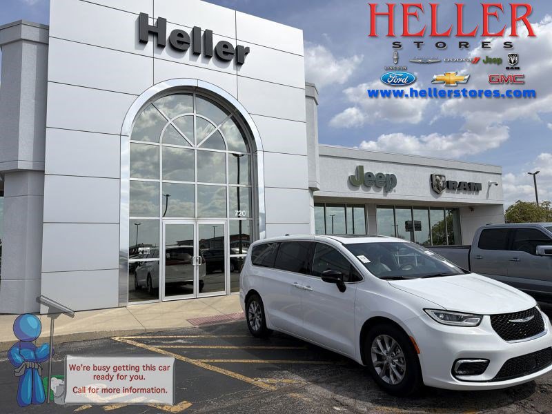 Used 2026 Chrysler Pacifica Limited FWD image 1