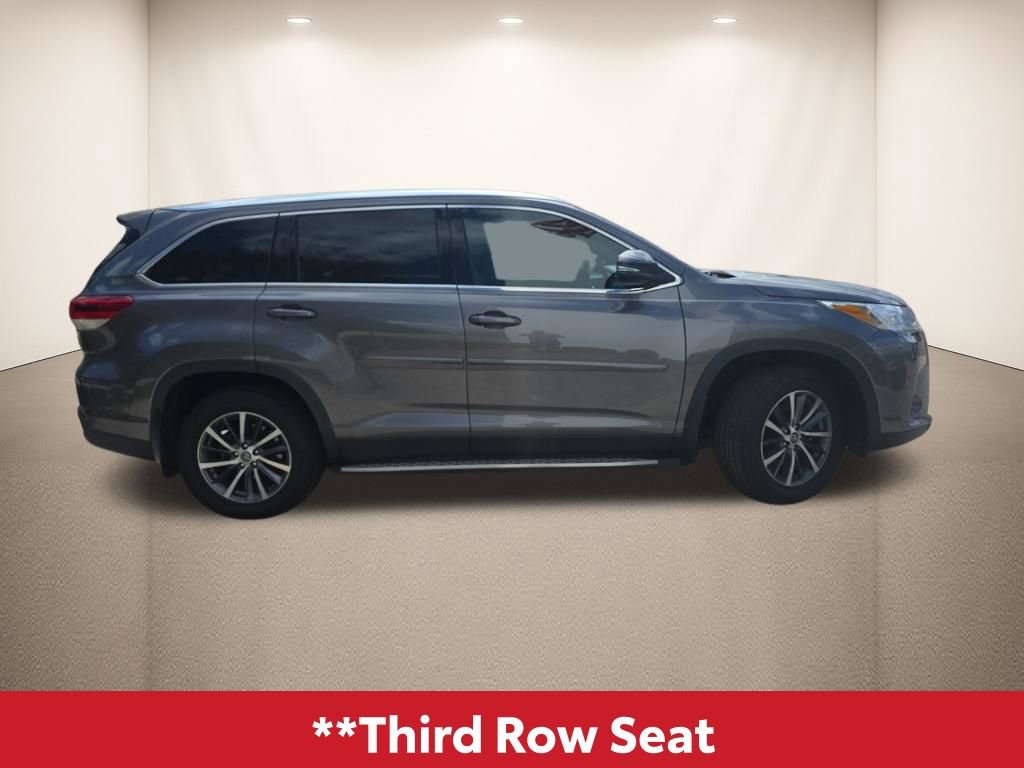 Used 2019 Toyota Highlander XLE image 3