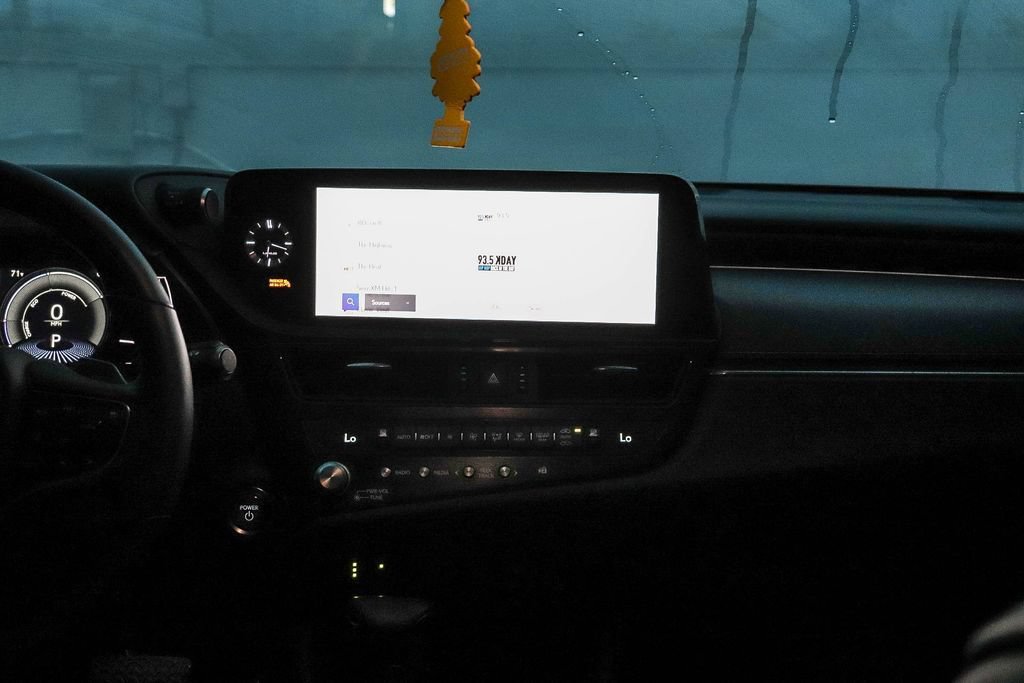 Used 2025 Lexus ES 300h w/ Luxury Package FWD image 15