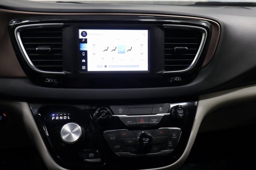 Used 2023 Chrysler Voyager LX image 15