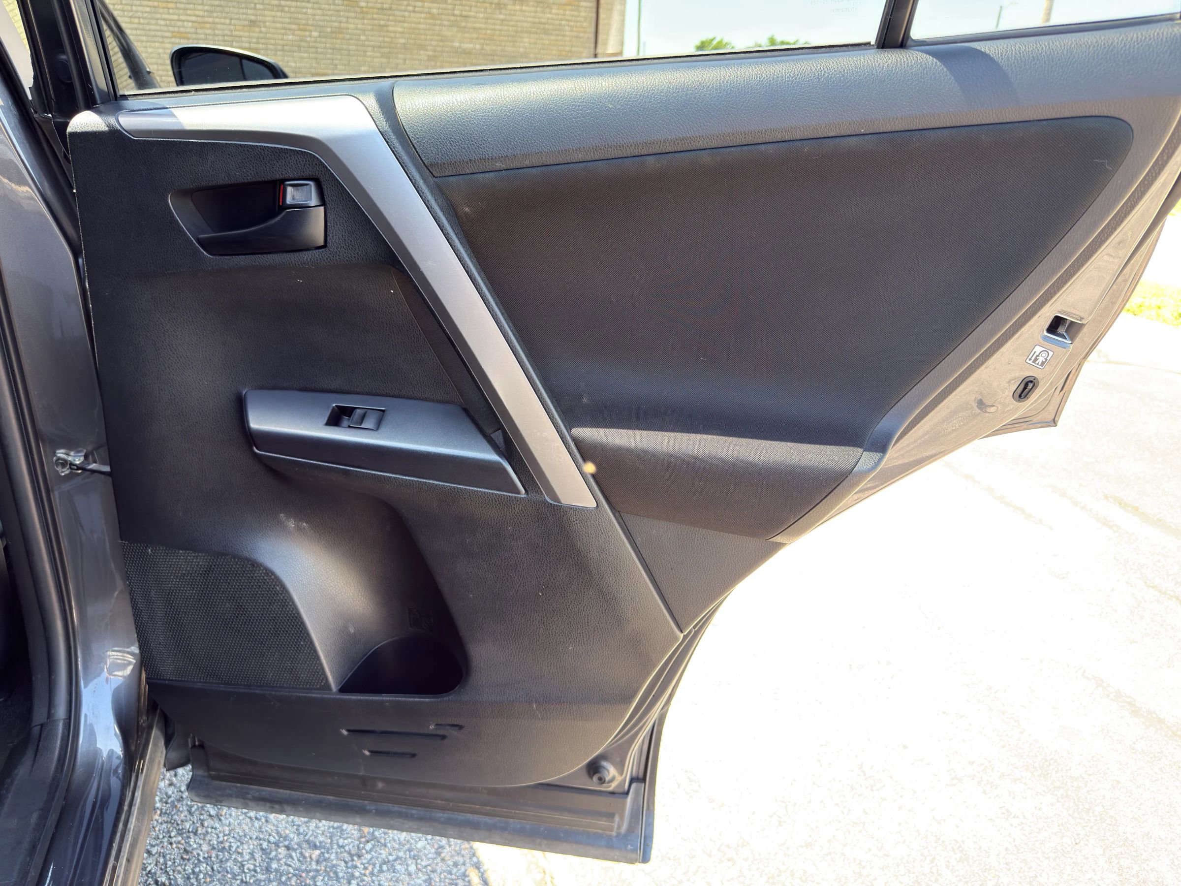 Used 2018 Toyota RAV4 LE FWD image 25