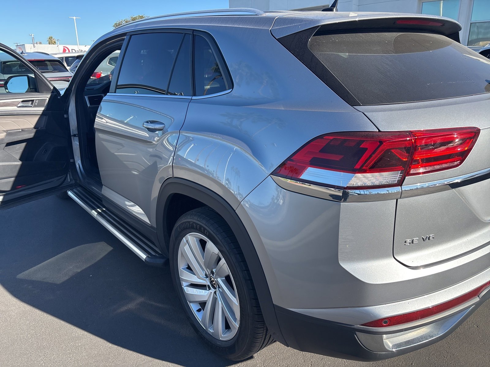 Used 2023 Volkswagen Atlas Cross Sport SE image 5