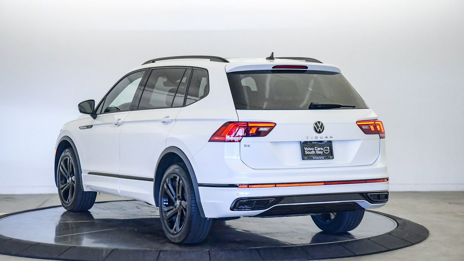 Used 2023 Volkswagen Tiguan SE R-Line image 2