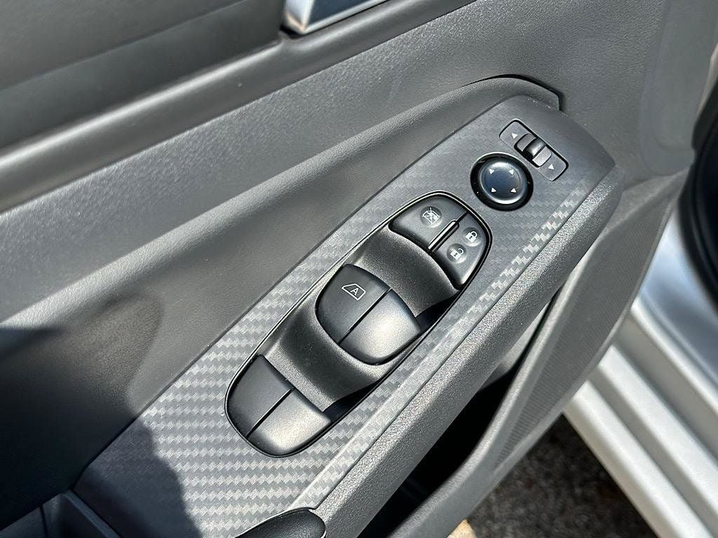 Used 2025 Nissan Altima 2.5 SV FWD image 14