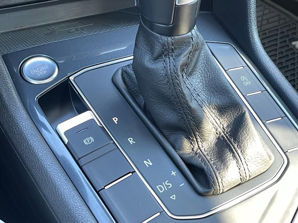 Used 2020 Volkswagen Tiguan SE w/ Panoramic Sunroof Package image 17