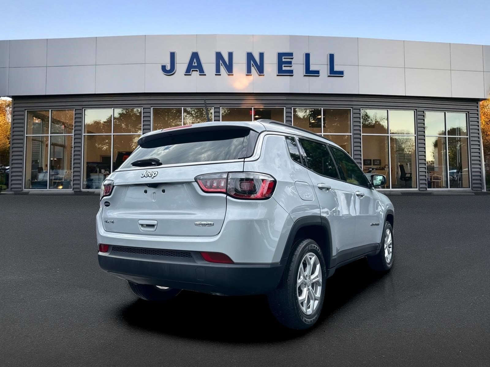 Used 2024 Jeep Compass Latitude w/ Convenience Group AWD/4WD image 5