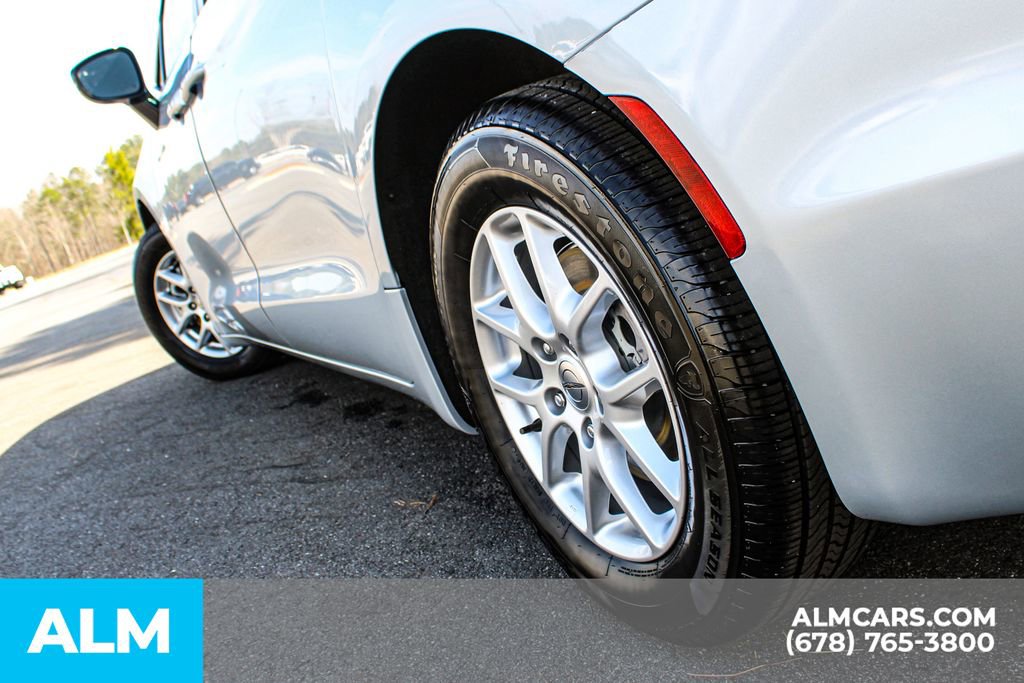 Used 2024 Chrysler Pacifica Touring-L image 15