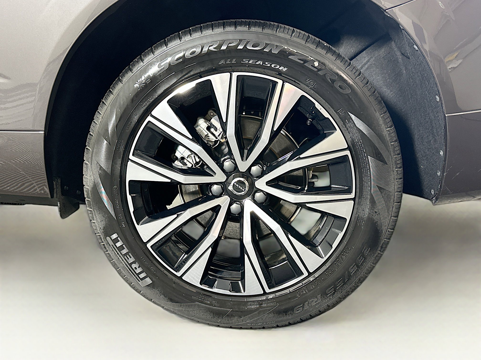 Used 2025 Volvo XC60 B5 Plus image 11