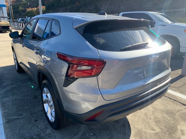 Used 2024 Chevrolet Trax LS w/ LS Convenience Package image 18