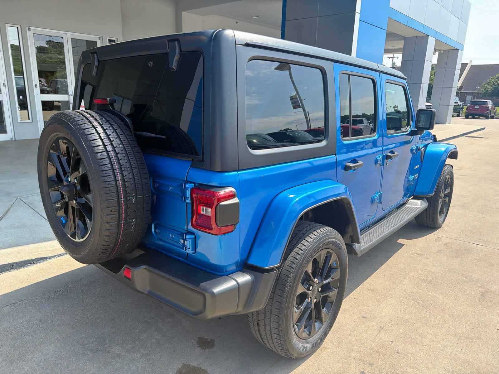 Used 2023 Jeep Wrangler Unlimited Sahara w/ Cold Weather Group AWD/4WD image 7