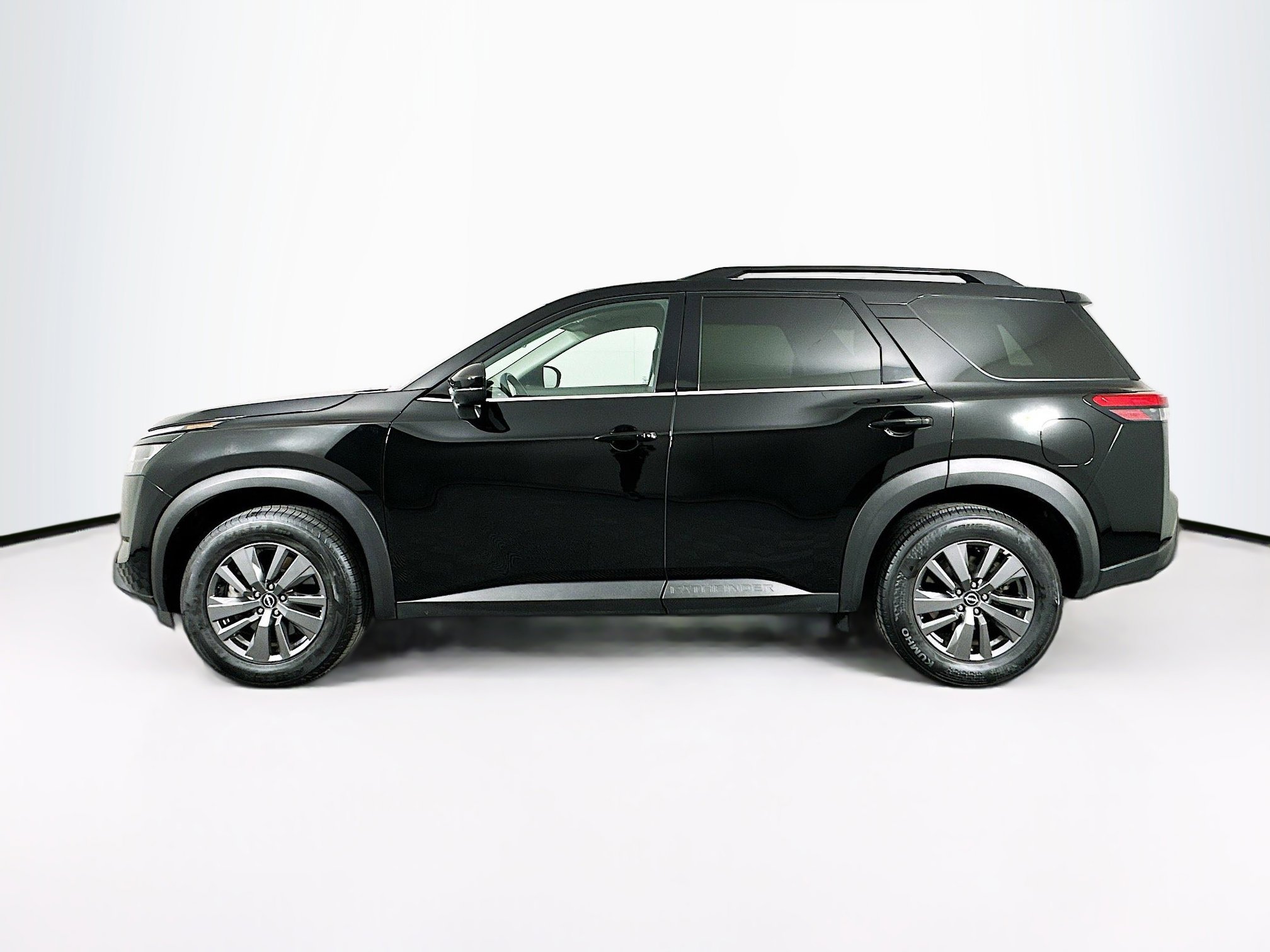 Used 2025 Nissan Pathfinder SV image 4