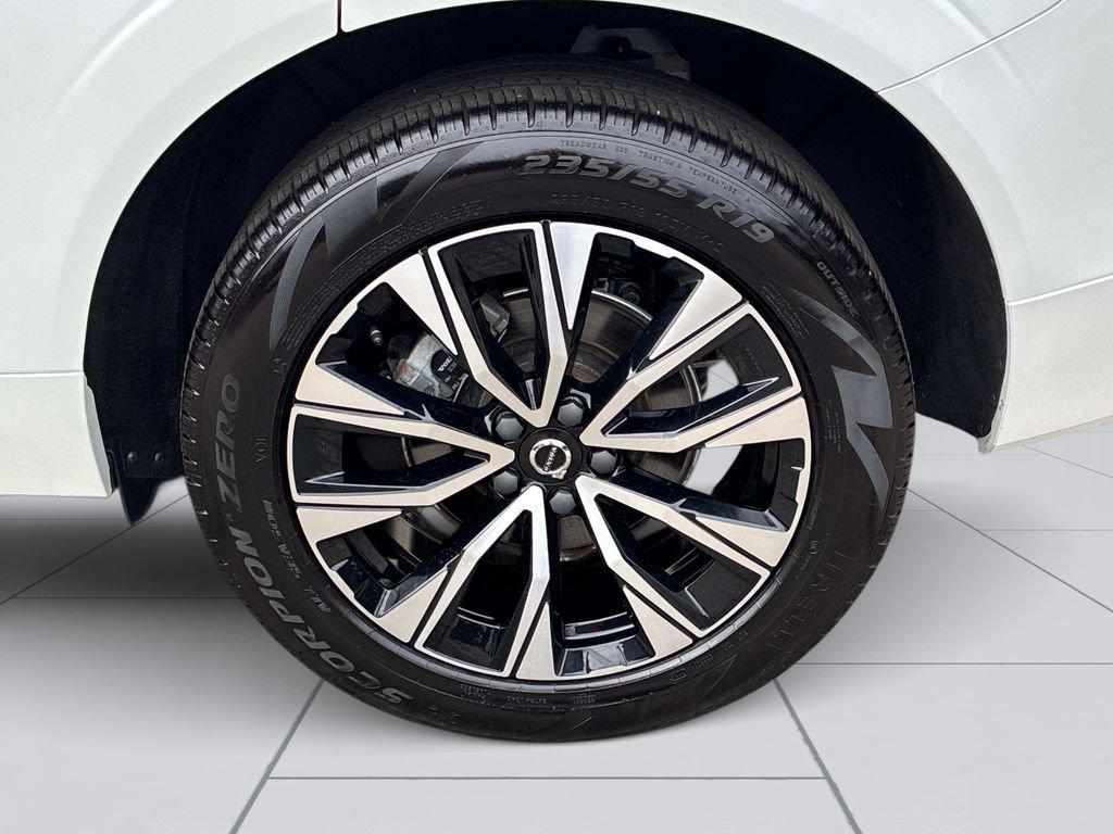 Used 2025 Volvo XC60 B5 Plus AWD/4WD image 11