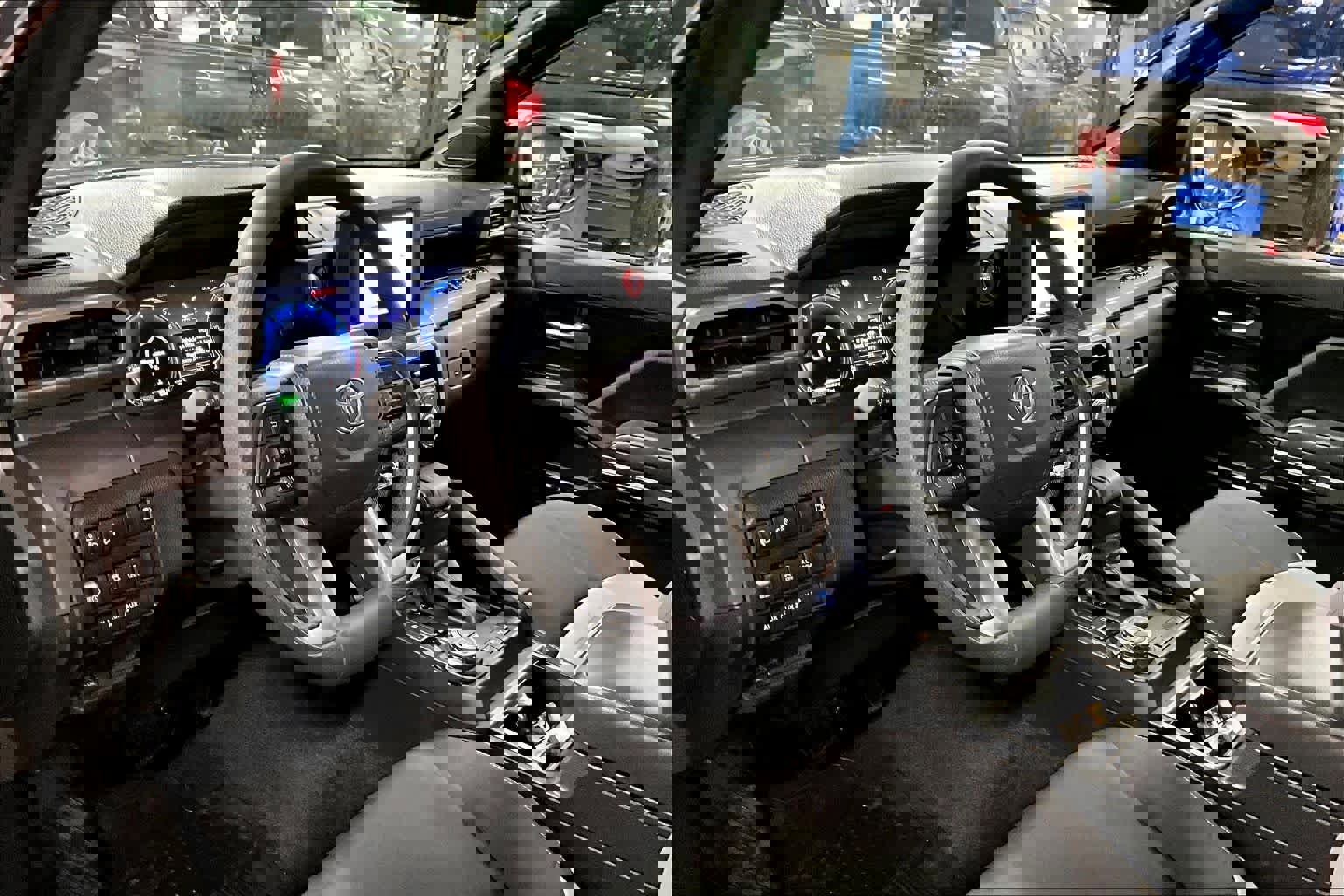 Certified 2025 Toyota Tacoma TRD Off-Road image 16