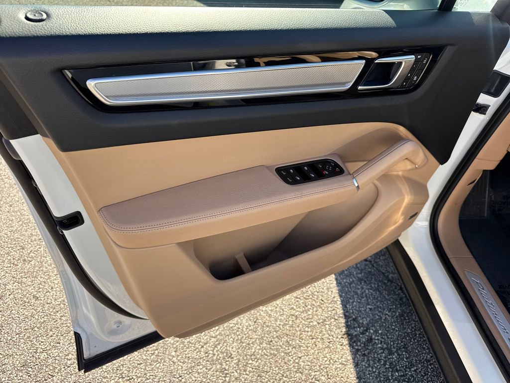 Used 2023 Porsche Cayenne Platinum Edition image 10
