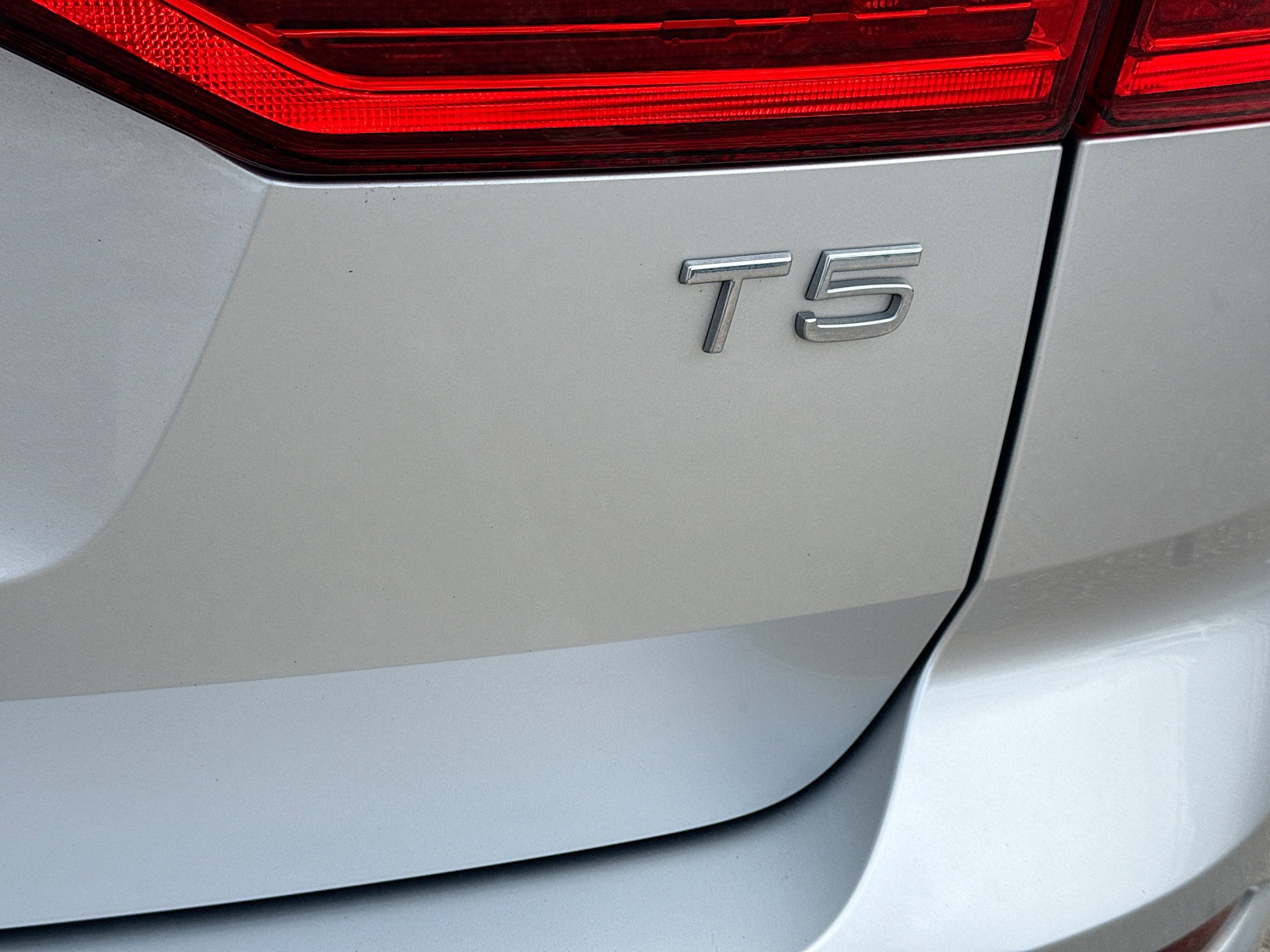 Used 2019 Volvo XC60 T5 Momentum w/ Multimedia Package image 11