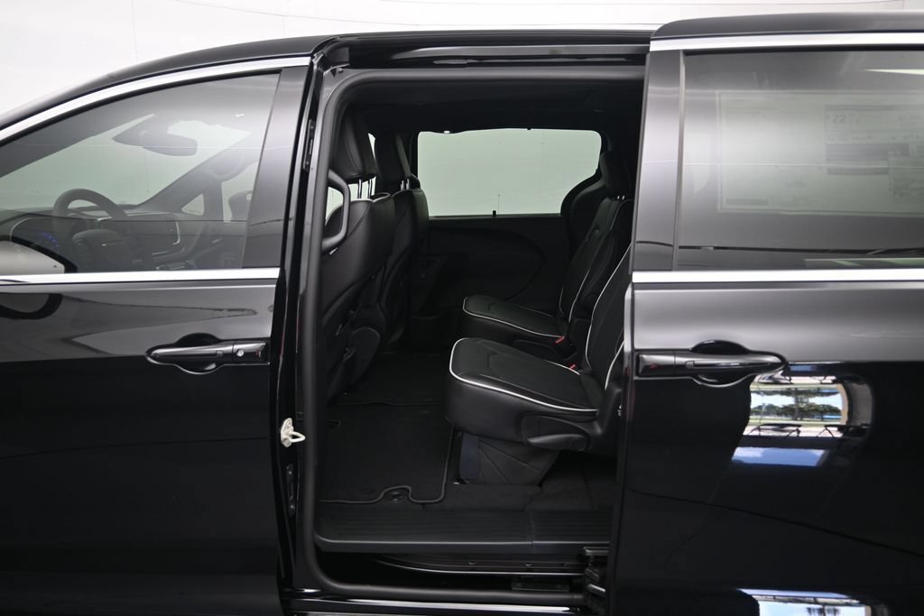 New 2027 Chrysler Pacifica Limited w/ Family Tech Group FWD image 24