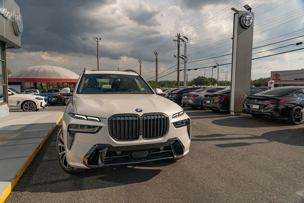 Used 2023 BMW X7 xDrive40i w/ M Sport Package AWD/4WD image 10