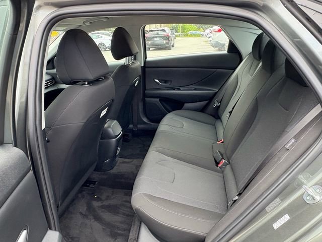 Used 2025 Hyundai Elantra SE image 9