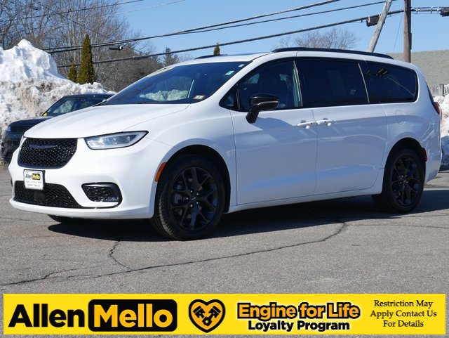 Used 2023 Chrysler Pacifica Limited w/ S Appearance Package