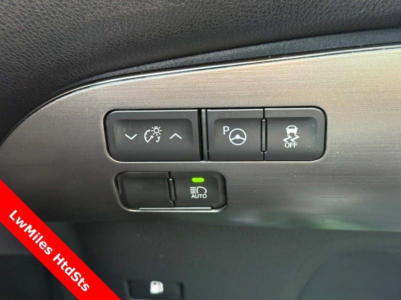 Used 2021 Toyota Prius XLE FWD image 29
