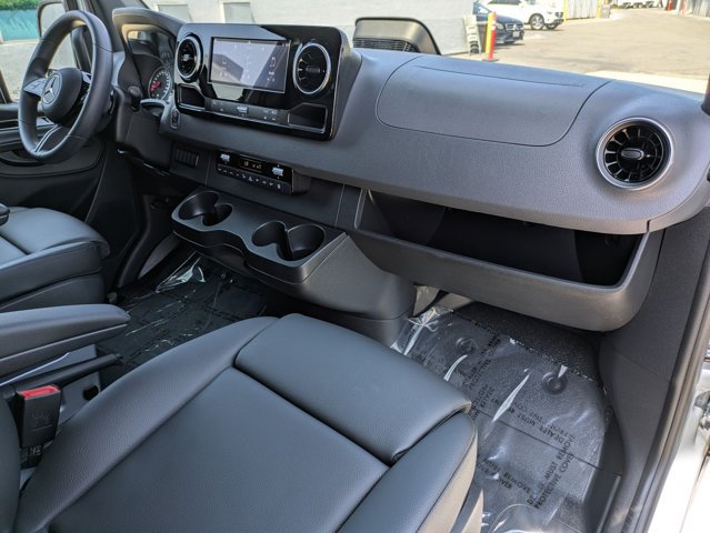 Used 2025 Mercedes-Benz Sprinter 2500 image 21