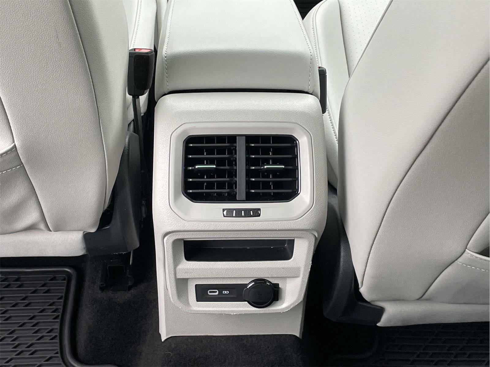 Used 2023 Volkswagen Tiguan SE R-Line image 18