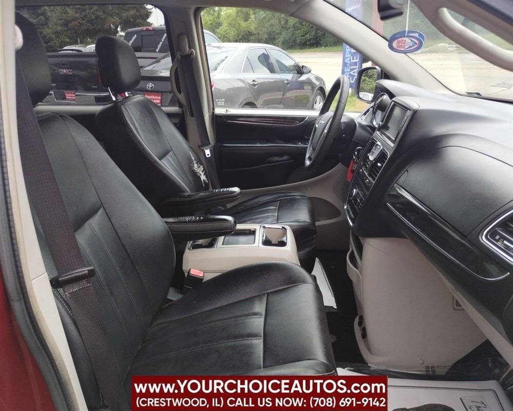 Used 2015 Chrysler Town & Country Touring image 21