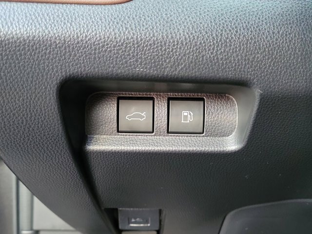 Used 2023 Toyota Crown Limited image 28