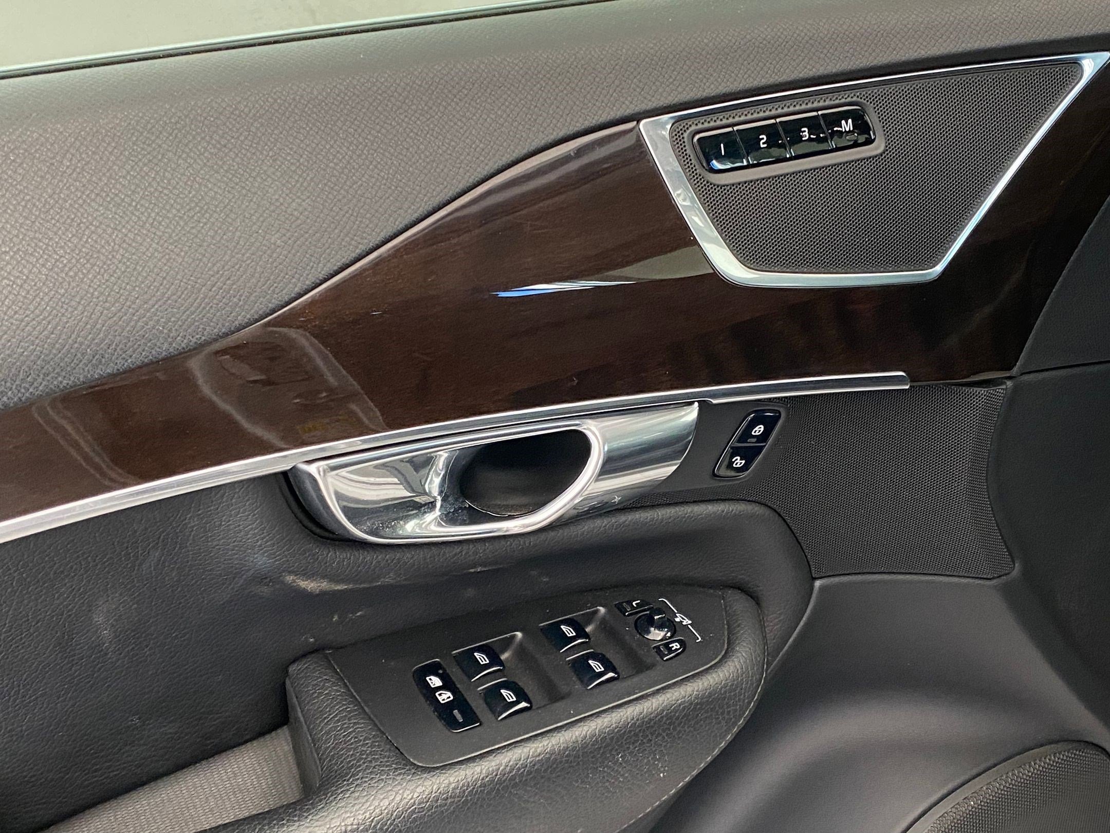 Used 2017 Volvo XC90 T6 Momentum w/ Vision Package image 24