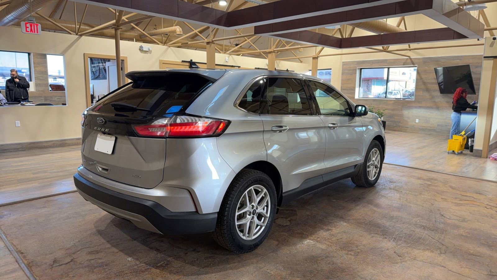 Used 2023 Ford Edge SEL w/ Cold Weather Package image 4