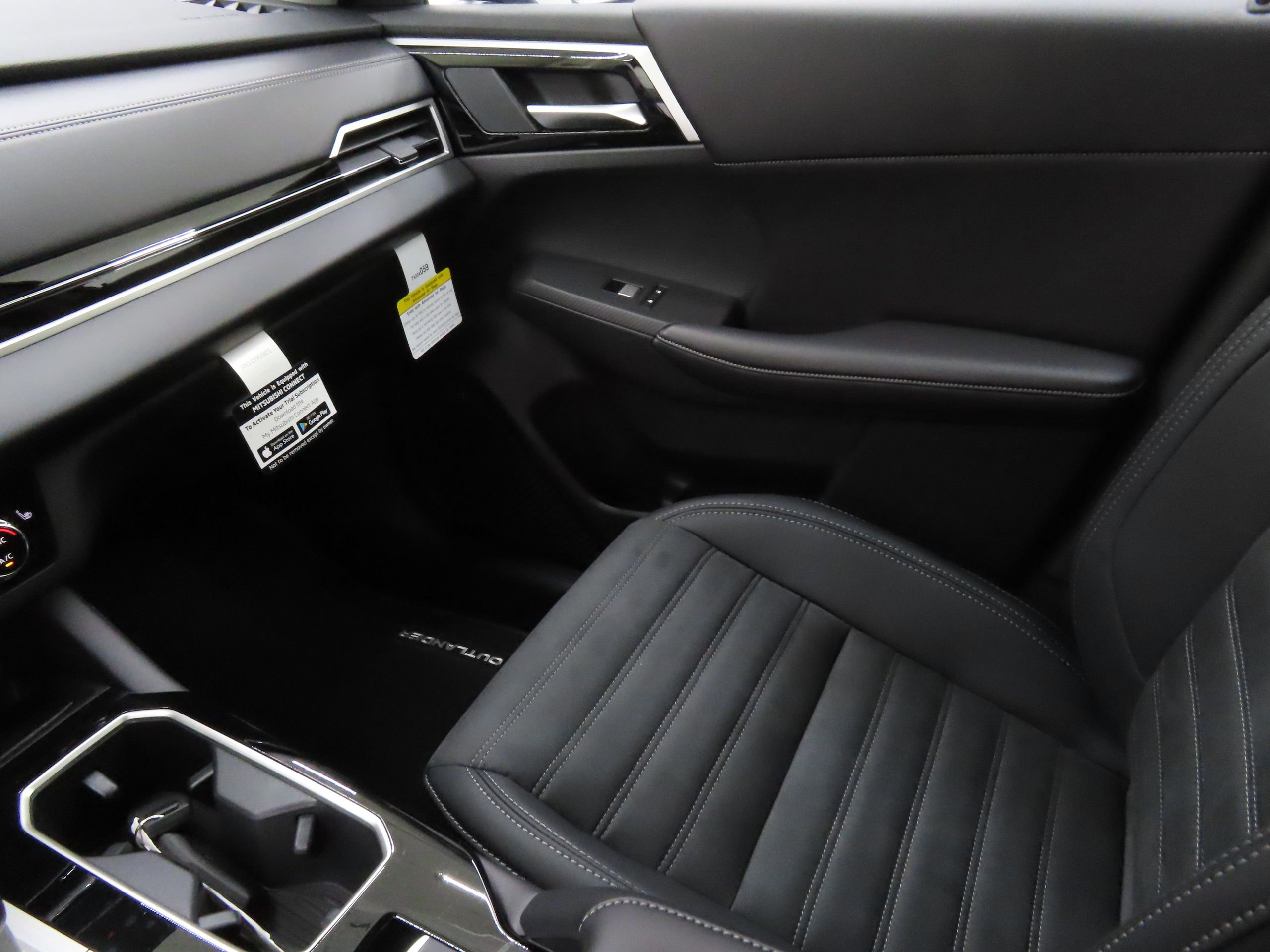 New 2025 Mitsubishi Outlander SE image 19