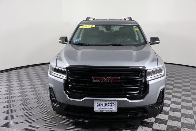 Used 2023 GMC Acadia SLT w/ Elevation Edition image 3