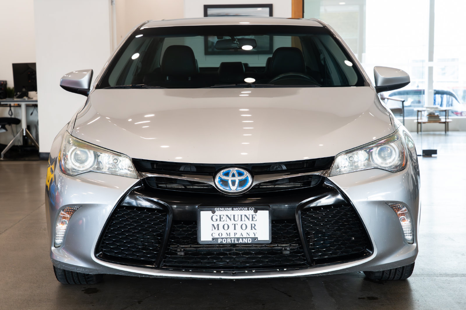 Used 2016 Toyota Camry SE w/ Moonroof Package FWD image 2