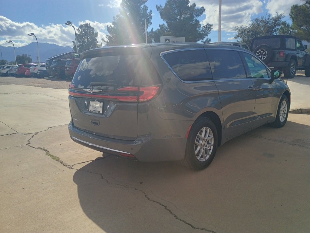 New 2025 Chrysler Pacifica Select image 5