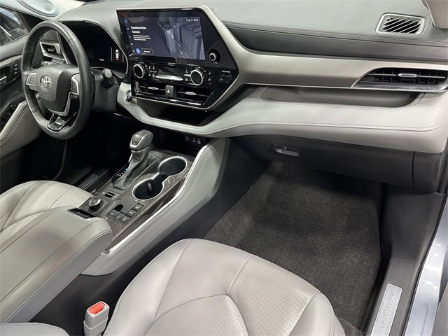 Used 2023 Toyota Highlander Limited image 14