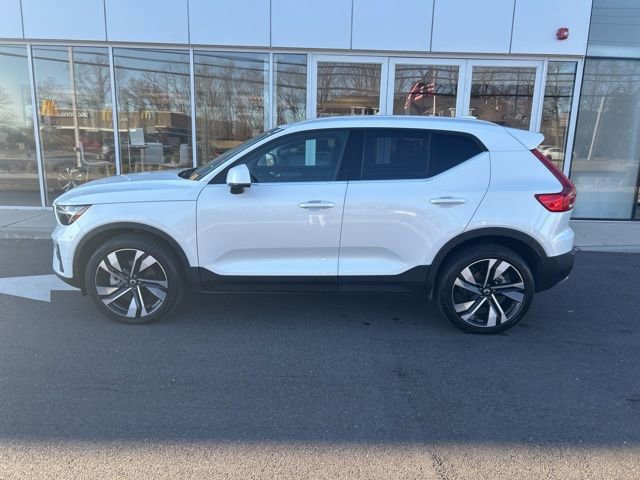 Certified 2025 Volvo XC40 B5 Plus AWD/4WD image 2