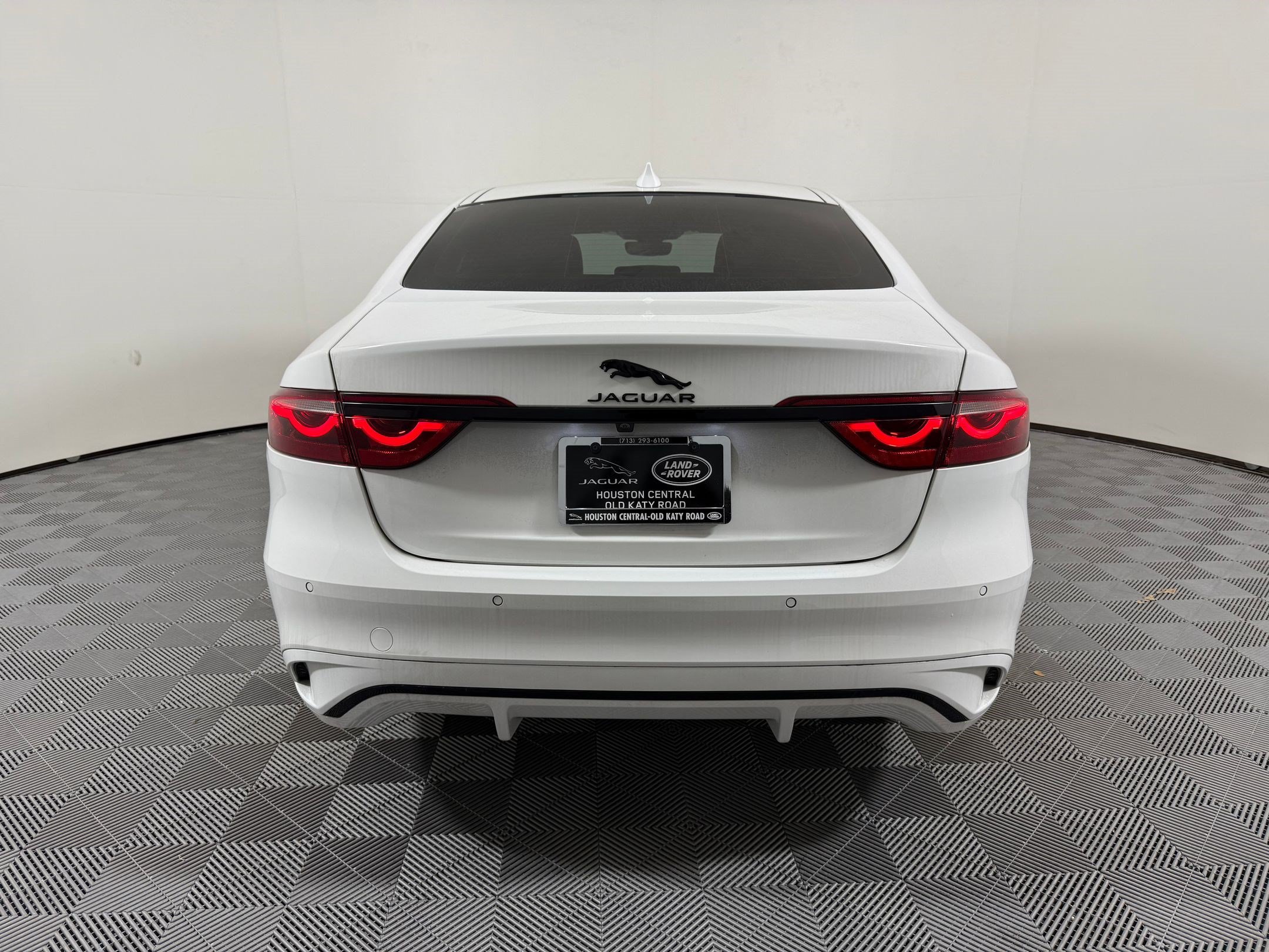 Used 2024 Jaguar XF R-Dynamic SE AWD/4WD image 9