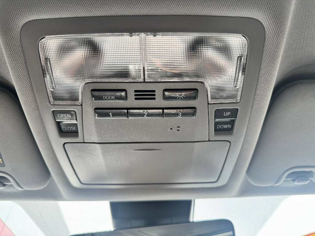 Used 2017 Toyota Highlander XLE w/ Carpet Mat Package AWD/4WD image 23