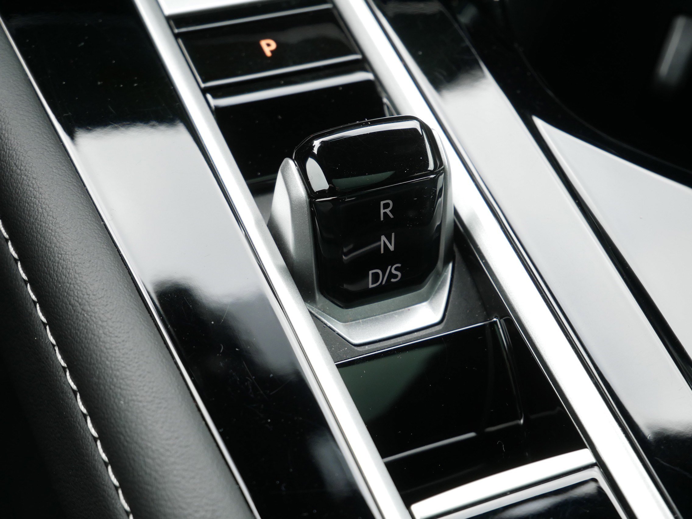 Certified 2025 Volkswagen Atlas Cross Sport SEL Premium R-Line image 24