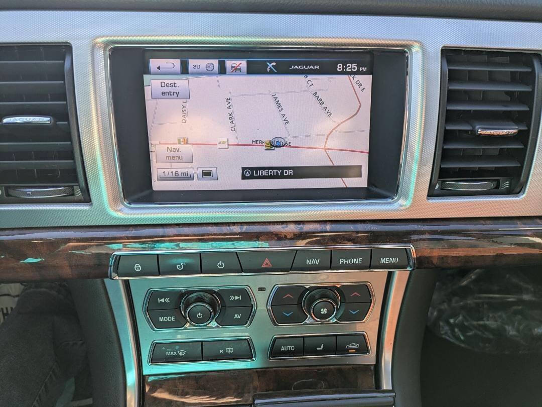 Used 2015 Jaguar XF Premium RWD image 16
