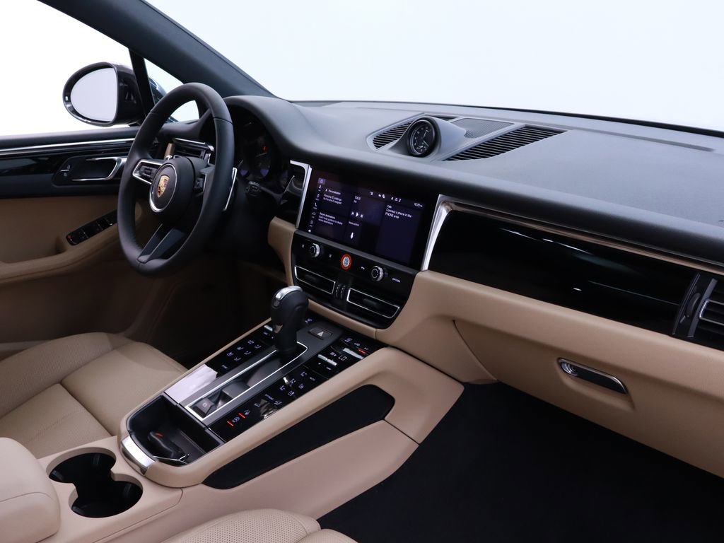 New 2025 Porsche Macan image 4